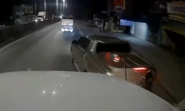 Xe bán tải tạt đầu container trong đêm