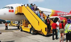 VietJet Air xin tự phục vụ mặt đất: 'Miếng mồi béo bở' không ai muốn buông