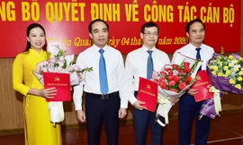 Bí thư Tỉnh ủy Tuyên Quang Chẩu Văn Lâm chúc mừng các cán bộ được Thủ tướng Chính phủ phê chuẩn chức vụ mới.