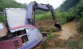 Mục kích máy xúc dọn dầu thải đầu nguồn nhà máy nước sông Đà