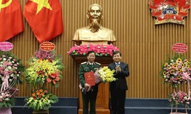 Viện trưởng Viện Kiểm sát nhân dân tối cao Lê Minh Trí trao quyết định và chúc mừng Thiếu tướng Tạ Quang Khải.