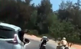 Người đàn ông cầm đại đao tháo chạy khi bị CSGT chặn bắt