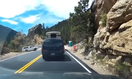 Quên kéo phanh tay, xe bán tải trôi tự do xuống vực