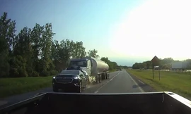 Xe bồn không phanh gây họa cho hàng loạt xe chờ đèn đỏ