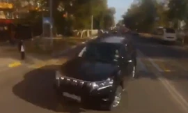 Tránh va chạm, xe rác đâm thẳng vào SUV đi ngược chiều