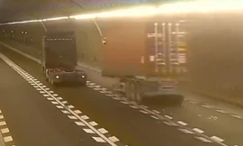 Rơ moóc rời khỏi xe đầu kéo trượt tự do trong hầm