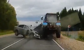 Đâm vào máy kéo, sedan thiệt hại nặng nề