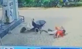 Ôtô tạt đầu xe máy bay thẳng vào trạm xăng