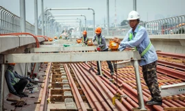 Công nhân metro Sài Gòn phơi mình thi công dưới nắng nóng