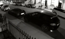 Audi Q7 mất lái tông loạt xe sang đỗ bên đường