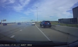 Xe Jeep mất lái khiến nhiều ôtô bị 'vạ lây' trên cao tốc