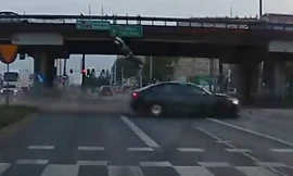 Xe vượt đèn đỏ đâm người lái môtô văng hàng chục mét tại giao lộ