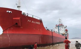 Tàu vận tải chở dầu PV Alliance đang chờ tiếp nhận xăng, dầu từ nhà máy lọc dầu Dung Quất thì bị đứt neo trôi dạt. Ảnh Nguyễn Ngọc