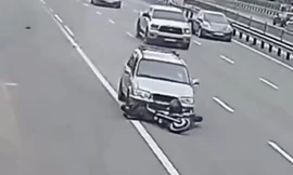 Sau va chạm, môtô bị kéo lê trên cao tốc