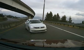 Ôtô 'lạc đường' gây tai họa cho xe ngược chiều