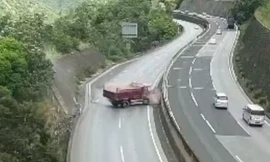Xe tải mất lái rơi xuống vực sâu hàng chục mét