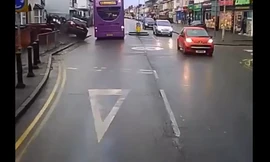 Ôtô tăng tốc lao vào người đi trên vỉa hè