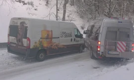 Hàng loạt ôtô đâm nhau trên đường tuyết trơn trượt