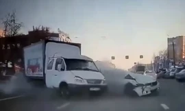 Sedan vượt ẩu gây họa cho xe tải