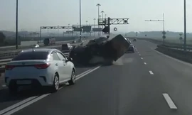 Xe bán tải dừng giữa đường khiến ôtô khác 'vạ lây'