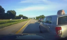 Xe taxi đâm vào ôtô đang đi với vận tốc 120 km/h