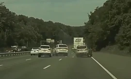 SUV tăng tốc, hạ gục hàng loạt ôtô trên cao tốc