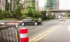 Đâm vào ôtô, người lái xe máy nhào lộn tránh thương tích