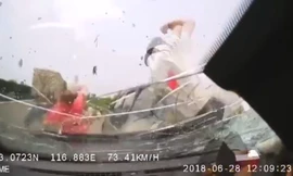 Nhóm người đứng trên cao tốc bị ôtô đâm ở tốc độ gần 100 km/h
