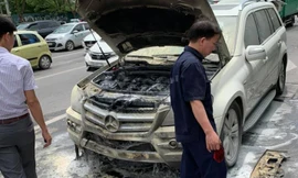 Xe sang Mercedes-Benz GL 350 bốc cháy trên phố Hà Nội
