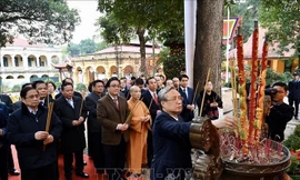 Thường trực Ban Bí thư Trần Quốc Vượng dâng hương tại Hoàng Thành Thăng Long