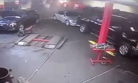 Say rượu, tài xế lao thẳng ôtô vào xưởng sửa xe