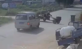 Ôtô đâm gãy đôi máy cày rồi lao xuống ruộng