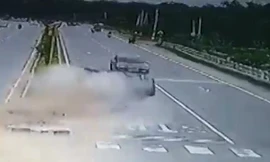 Mất lái, ôtô va dải phân cách đâm vào xe ngược chiều