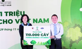 Bà Bùi Thị Hương – Giám đốc Điều hành Nhân sự, Hành chính & Đối ngoại Vinamilk trao bảng tượng trưng tặng 110.000 cây xanh của Quỹ 1 triệu cây xanh cho Việt Nam cho đại diện tỉnh Bình Định.