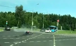 Môtô lao vào xe vượt đèn đỏ với tốc độ kinh hoàng