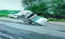 Chở hàng quá đầy, xe tải tự mất lái và lăn ra đường