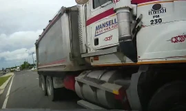 Xe tải húc đuôi ôtô lộn nhiều vòng