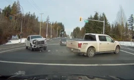 Hai xe bán tải Ford lao vào nhau giữa giao lộ