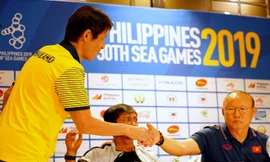 Hình ảnh ông Park và HLV Nishino thân mật với nhau ở SEA Games 30