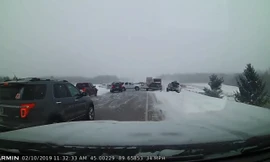 Đi tốc độ gần 100km/h trên đường tuyết, nhiều ôtô phải nhận 'quả đắng'