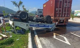 Bị đầu kéo tông từ phía sau, ô tô của CSGT lật, 2 cán bộ bị thương