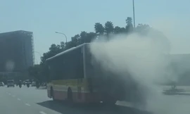 Xe buýt vừa đi vừa xả khói mù mịt ở Hà Nội