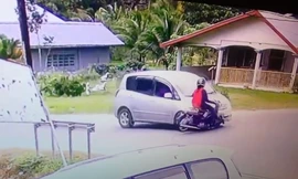 Rẽ bất cẩn, người lái xe máy bị ôtô đâm bay lên trời