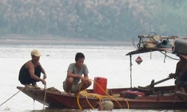 ẢNH: Thợ lặn tiếp tục tìm kiếm nạn nhân của bác sĩ thẩm mỹ Cát Tường