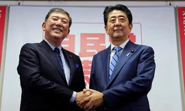 Thủ tướng Nhật Bản Shinzo Abe và cựu Bộ trưởng Quốc phòng Shigeru Ishiba. Ảnh: Reuters 