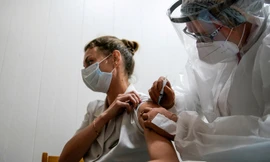 Một nhân viên y tế Nga tiêm vắc-xin COVID-19 ngày 12/10. Ảnh: Reuters