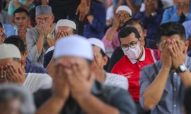 Một buổi cầu nguyện tại Kuala Lumpur ngày 13/3. Ảnh: EPA-EFE