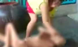 Bà Mai đã hành hạ, chửi bới trong lúc tắm rửa cho mẹ ruột của mình vá mắng "chết sớm đi". Ảnh cắt từ clip