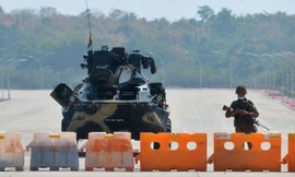Quân đội canh gác trước lối vào tòa nhà Quốc hội Myanmar. Ảnh: RTE
