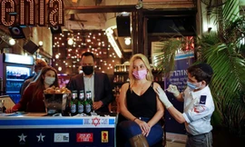 Những điểm tiêm vắc xin COVID-19 độc đáo: Trong quán bar, ngoài vườn, trên xe buýt